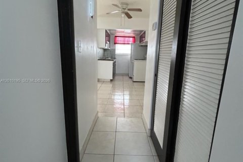 Condo in Hollywood, Florida, 1 bedroom № 2075467 - photo 10