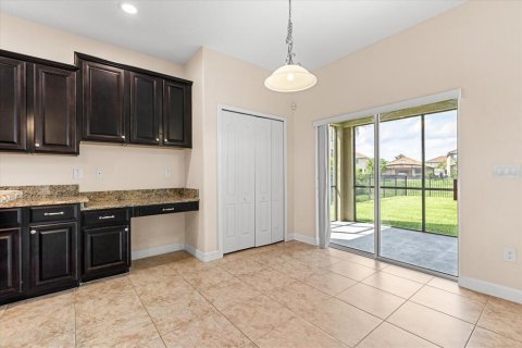 House in Davenport, Florida 5 bedrooms, 297.47 sq.m. № 1775591 - photo 11