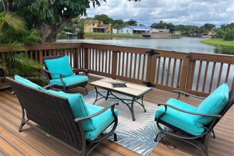 House in Cooper City, Florida 3 bedrooms, 149.39 sq.m. № 1882598 - photo 1