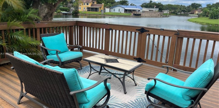 House in Cooper City, Florida 3 bedrooms, 149.39 sq.m. № 1882598