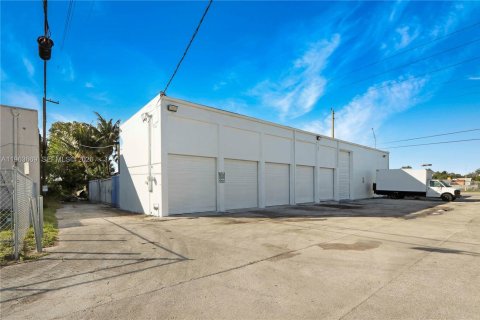 Commercial property in Miami, Florida № 2026722 - photo 4