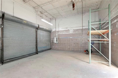 Commercial property in Miami, Florida № 2026722 - photo 11