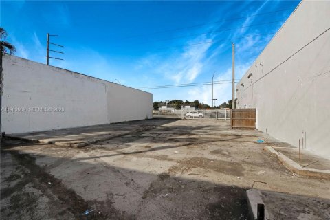 Commercial property in Miami, Florida № 2026722 - photo 7