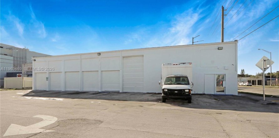 Commercial property in Miami, Florida № 2026722