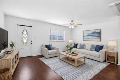 Condo in Sun City Center, Florida, 1 bedroom  № 2217745 - photo 2