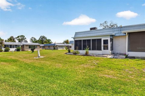 Condo in Sun City Center, Florida, 1 bedroom  № 2217745 - photo 9