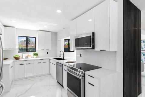 House in North Miami Beach, Florida 4 bedrooms, 191.1 sq.m. № 1945246 - photo 2