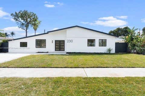 House in North Miami Beach, Florida 4 bedrooms, 191.1 sq.m. № 1945246 - photo 1