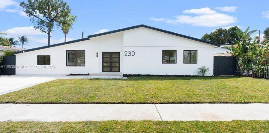 House in North Miami Beach, Florida 4 bedrooms, 191.1 sq.m. № 1945246