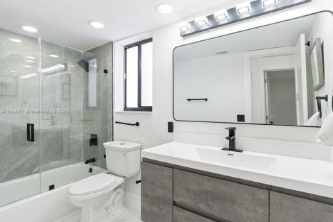 House in North Miami Beach, Florida 4 bedrooms, 191.1 sq.m. № 1945246 - photo 6