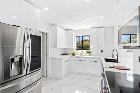 House in North Miami Beach, Florida 4 bedrooms, 191.1 sq.m. № 1945246 - photo 3