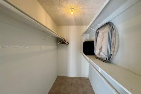 Condo in North Bay Village, Florida, 1 bedroom  № 1472249 - photo 20
