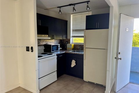 Condo in North Bay Village, Florida, 1 bedroom  № 1472249 - photo 13