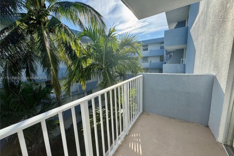 Condo in North Bay Village, Florida, 1 bedroom  № 1472249 - photo 22