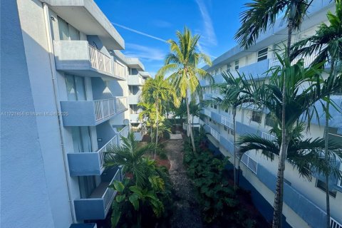Condo in North Bay Village, Florida, 1 bedroom  № 1472249 - photo 24