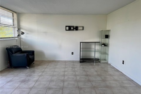 Condo in North Bay Village, Florida, 1 bedroom  № 1472249 - photo 8