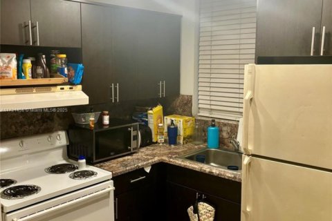 Condo in North Bay Village, Florida, 1 bedroom  № 1472249 - photo 1