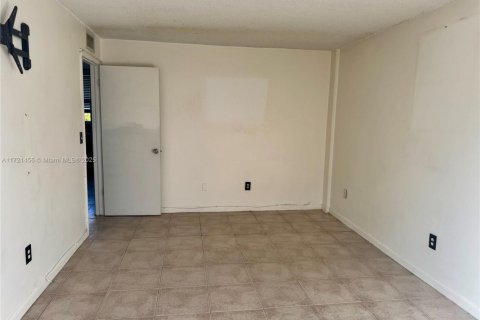Condo in North Bay Village, Florida, 1 bedroom  № 1472249 - photo 18