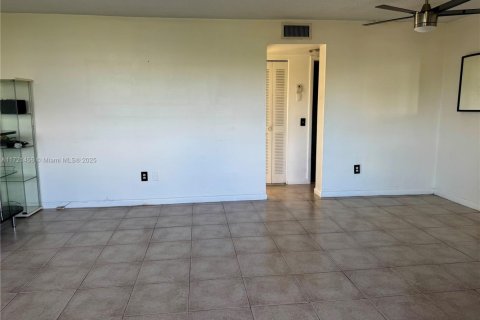 Condo in North Bay Village, Florida, 1 bedroom  № 1472249 - photo 12