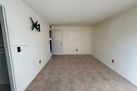 Condo in North Bay Village, Florida, 1 bedroom  № 1472249 - photo 19