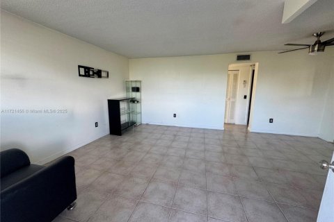 Condo in North Bay Village, Florida, 1 bedroom  № 1472249 - photo 9