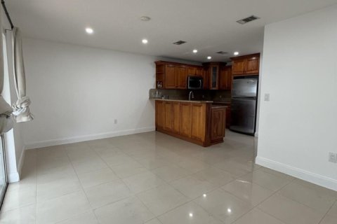 Touwnhouse à louer à Miami, Floride: 3 chambres, 121.52 m2 № 2414156 - photo 5