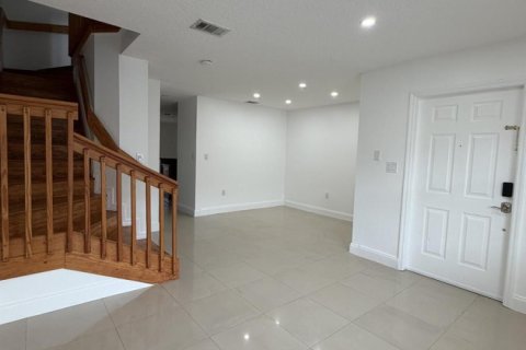 Touwnhouse à louer à Miami, Floride: 3 chambres, 121.52 m2 № 2414156 - photo 4