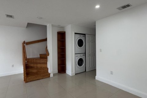 Touwnhouse à louer à Miami, Floride: 3 chambres, 121.52 m2 № 2414156 - photo 9