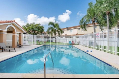Touwnhouse à louer à Miami, Floride: 3 chambres, 121.52 m2 № 2414156 - photo 2