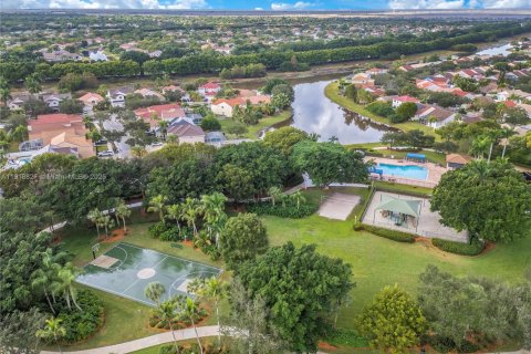 Villa ou maison à vendre à Weston, Floride: 4 chambres, 198.16 m2 № 1976983 - photo 29