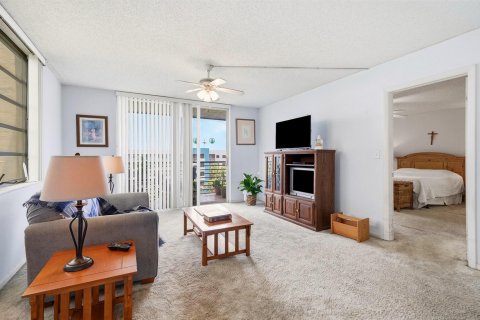 Condo in Pembroke Pines, Florida, 2 bedrooms № 2088413 - photo 17