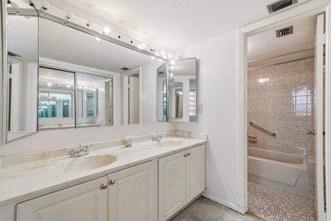 Condo in Pembroke Pines, Florida, 2 bedrooms № 2088413 - photo 23