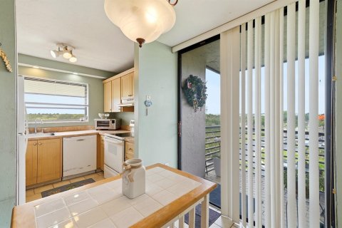 Condo in Pembroke Pines, Florida, 2 bedrooms № 2088413 - photo 6