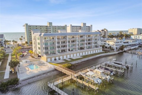 Condo in Indian Shores, Florida, 3 bedrooms  № 1910816 - photo 1