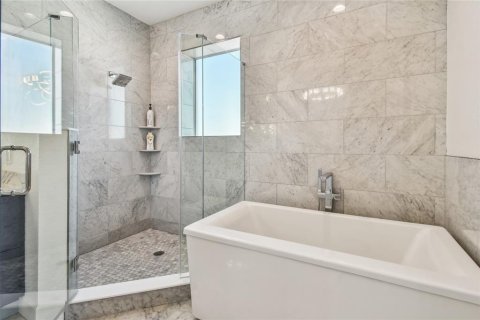 Condo in Indian Shores, Florida, 3 bedrooms  № 1910816 - photo 25