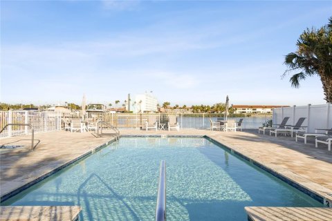 Condo in Indian Shores, Florida, 3 bedrooms  № 1910816 - photo 5