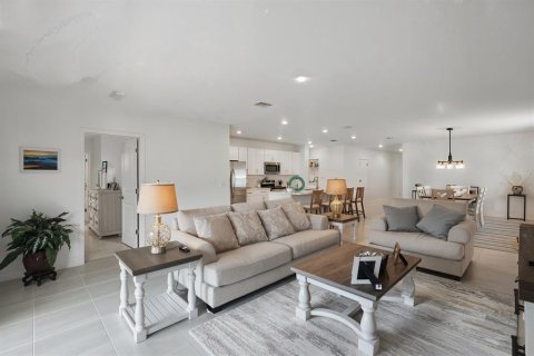 House in Edgewater, Florida 4 bedrooms, 195.65 sq.m. № 1795423 - photo 18
