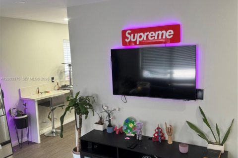 Villa ou maison à vendre à North Miami, Floride: 2 chambres, 117.06 m2 № 2069189 - photo 3