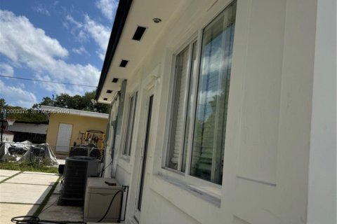 Villa ou maison à vendre à North Miami, Floride: 2 chambres, 117.06 m2 № 2069189 - photo 12