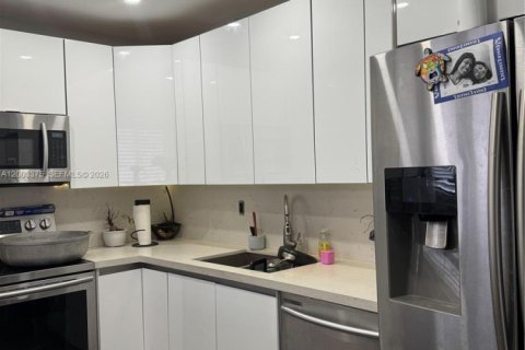 Villa ou maison à vendre à North Miami, Floride: 2 chambres, 117.06 m2 № 2069189 - photo 4