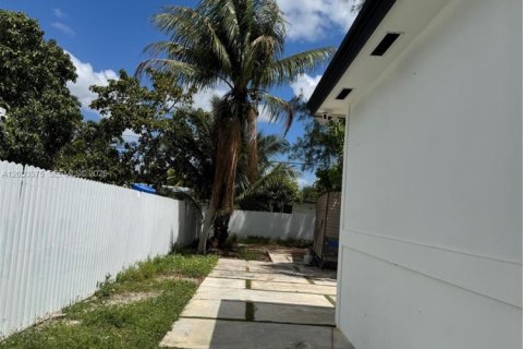 Villa ou maison à vendre à North Miami, Floride: 2 chambres, 117.06 m2 № 2069189 - photo 18