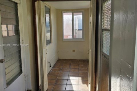 House in Hallandale Beach, Florida 2 bedrooms, 285.77 sq.m. № 2153767 - photo 2