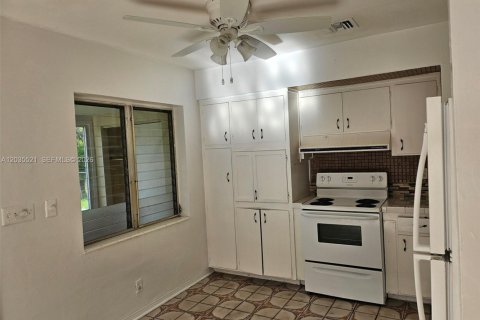 House in Hallandale Beach, Florida 2 bedrooms, 285.77 sq.m. № 2153767 - photo 11