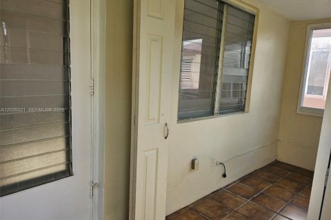 House in Hallandale Beach, Florida 2 bedrooms, 285.77 sq.m. № 2153767 - photo 4