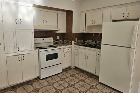 House in Hallandale Beach, Florida 2 bedrooms, 285.77 sq.m. № 2153767 - photo 9