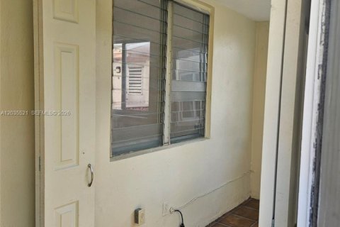 House in Hallandale Beach, Florida 2 bedrooms, 285.77 sq.m. № 2153767 - photo 3