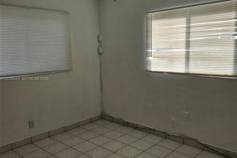 House in Hallandale Beach, Florida 2 bedrooms, 285.77 sq.m. № 2153767 - photo 16