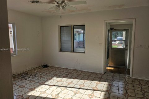 House in Hallandale Beach, Florida 2 bedrooms, 285.77 sq.m. № 2153767 - photo 17