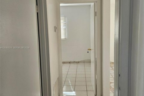 House in Hallandale Beach, Florida 2 bedrooms, 285.77 sq.m. № 2153767 - photo 18