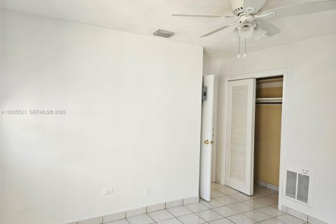 House in Hallandale Beach, Florida 2 bedrooms, 285.77 sq.m. № 2153767 - photo 24